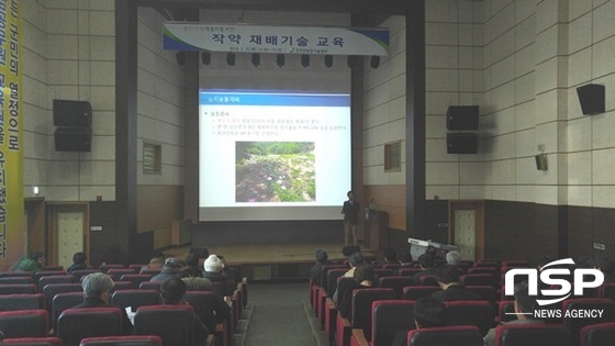 NSP통신-강진군농업기술센터가 최근 실시한 작약재배농업인 교육. (강진군)