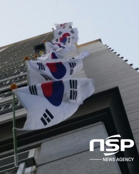 NSP통신-지난해 제헌절 및 광복절을 맞아 광양 송보7차 아파트가 태극기의 물결에 휩싸여 있다.