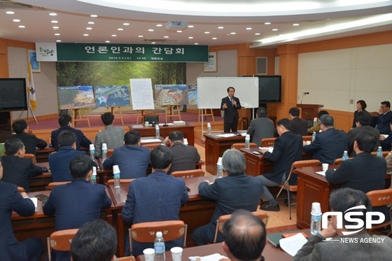 NSP통신-최형식 담양군수가 2일 메타프로방스 조성사업과 관련해 열린 기자간담회에서 기자들의 질문에 답변하고 있다.