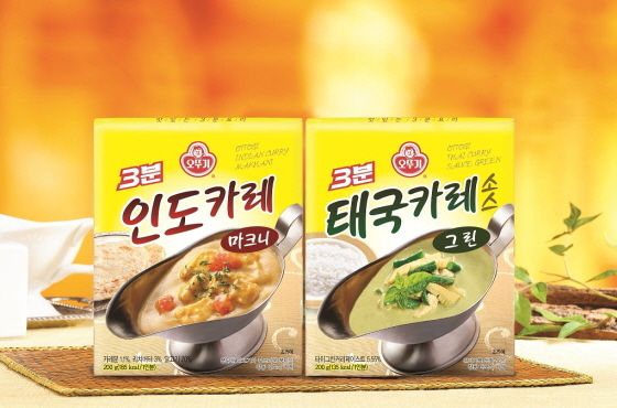 NSP통신-오뚜기가 인도와 태국 스타일의 새로운 3분 카레를 출시했다(왼쪽부터 3분 인도카레 마크니·3분 태국카레소스 그린) (오뚜기 제공)