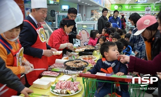 NSP통신-전남농협이 3일 무안 하나로마트 남악점에서 삼겹살 데이를 맞아 가진 돼지고기 소비촉진 행사. (전남농협)