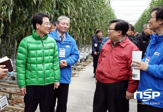 NSP통신-이동필 농림축산식품부 장관(사진 맨 앞줄 오른쪽 두번째)이 지난 5일 강진군 최첨단 스마트팜 시설인 탐진들(주)을 둘러보고 있다. (강진군)