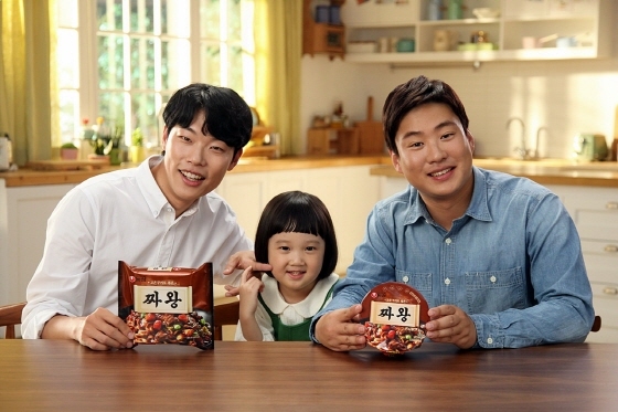NSP통신-짜왕 모델로 발탁된 배우 (왼쪽부터)류준열, 김설, 안재홍. (농심 제공)