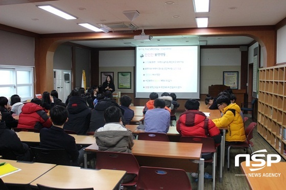 NSP통신-도로교통공단 광주·전남지부 소속 전문강사가 지난 4일 진도군내 중학교에서 교통안전교육을 실시하고 있다. (전남교육청)