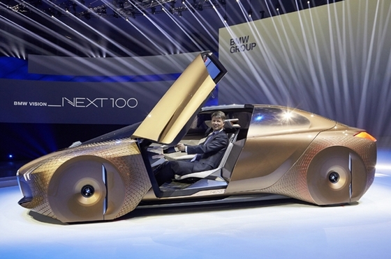 NSP통신-하랄드 크루거 BMW 그룹 회장이 비전 비히클 넥스트 100에 탑승해 기념 촬영을 하고 있다.