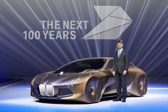NSP통신-하랄드 크루거 BMW 그룹 회장이 비전 비히클 넥스트 100의 옆에서 기념 촬영을 하고 있다.
