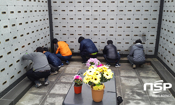 NSP통신-전주 승화원 야외 봉안원 물이끼 제거모습