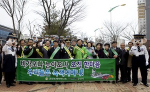 [NSP PHOTO]군산시의회, 어린이 교통안전 캠페인 참여