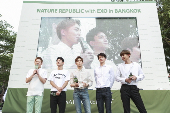 NSP통신-엑소 멤버들이 8일 열린 태국 사인회에 참석해 팬들을 향해 감사 인사를 전하고 있다. (네이처리퍼블릭 제공)