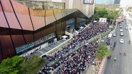 NSP통신-네이처리퍼블릭이 8일 태국 플래그십 스토어 오픈을 기념해 방콕 센트럴 플라자 랏쁘라오에서 진행한 전속모델 EXO 팬사인회에 5만여명이 넘는 팬들이 운집해 환호하고 있다. (네이처리퍼블릭 제공)