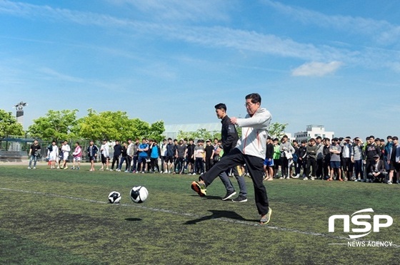 NSP통신-조선대 서재홍 총장이 지난 해 열린 총장배 축구대회에서 시축하고 있다. (조선대)