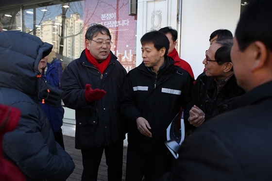 NSP통신-길정우 새누리당 국회의원(왼쪽 첫번째)이 양동중학교 앞 현장에서 양천구 주민들, 강서경찰서 관계자와 함께 목2동 목3동 주민들의 숙원사업이던 양동중 앞 공항대로 U턴이 서울시 교통 기본개선계획안반영을 확인하며 현장을 둘러보고 있다.