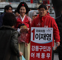 [NSP PHOTO]내조도 왕비급…박정숙, 정치인 남편 표심 위해 궁중복장 불사