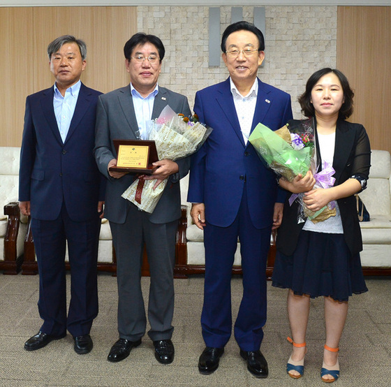 NSP통신-박창수 예천부군수(왼쪽두번째)가 김관용 도지사(오른쪽두번째)와 수상 기념촬영을 하고 있다.