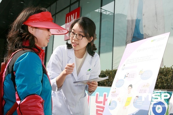 NSP통신-순천향대병원 교직원이 지난해 암예방의 날 길거리 캠페인 중 시민에게 암예방정보를 전달하고 있다 (순천향대 천안병원)