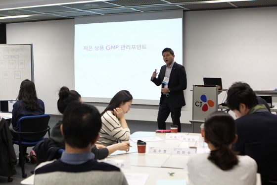 NSP통신-CJ프레시웨이 상생아카데미에서 품질혁신팀 신남호 대리가 GMP(Good Manufacturing Practice: 우수 식품의 제조·관리 기준) 관리 포인트에 대해 설명하고 있다. (CJ프레시웨이 제공)