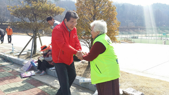 NSP통신-강석호 후보(왼쪽)가 일자리창출 사업에 참여한 노인과 인사을 나누고 있다. (강석호 예비후보 사무실)