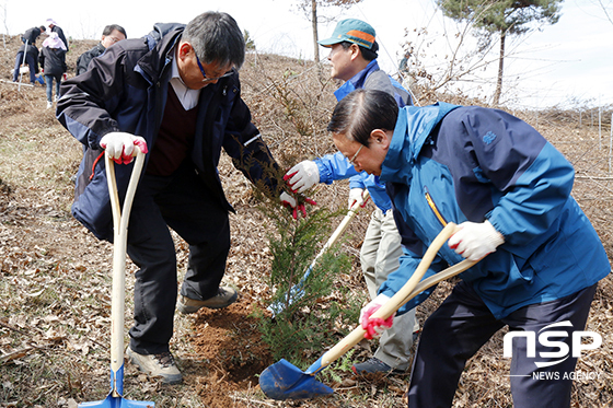 NSP통신-17일 심민 임실군수(오른쪽)가 나무를 심고 있다