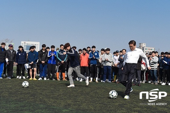 NSP통신-서재홍 조선대 총장(사진 오른쪽)이 19일 개막된 제20회 조선대학교 총장배 축구대회에서 시축하고 있다.