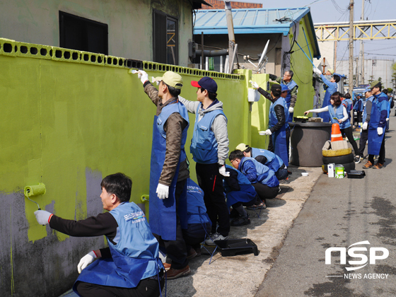 NSP통신-포스코켐텍 임직원들이 19일 포항 청림동 가꾸기 봉사활동에 나섰다. 포스코켐텍 임직원 봉사자들이 저소득 가구 환경개선 봉사활동을 하고 있다.