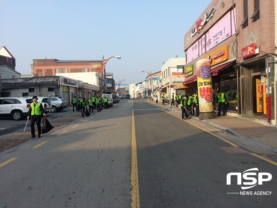 NSP통신-전남과학대 부사관학군단 후보생들이 곡성군 옥과면 일대에서 환경정화 활동을 펼치고 있다. (전남과학대)