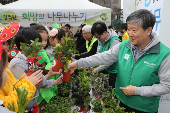 NSP통신-대상 청정원은 22일 청계광장에서 희망의 나무나누기 행사를 진행했다. (대상 제공)