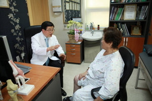 [NSP PHOTO]정재훈 원장 최소 침습 무릎 인공관절 수술 세계 최다 인증