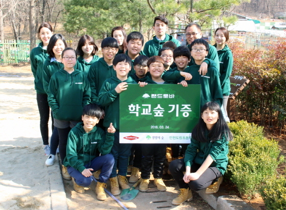 NSP통신-24일 금강제화 임직원들과 인천도림초등학교 학생들이 기념촬영을 하고 있다. (금강제화 제공)