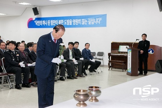 NSP통신-제1회 서해수호의 날 기념식에 참석한 문동신 시장이 호국영령을 추모하는 헌화를 하고 있다.