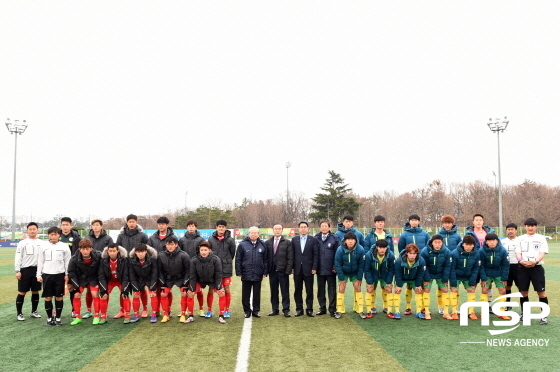 NSP통신-최양식 경주시장이 경주한수원 축구팀 홈 경기를 찾아 참가선수들과 기념촬영을 하고 있다. (경주시)