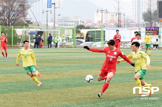 NSP통신-경주한수원 축구팀 한 선수가 상대팀 울산현대미포 골대를 향해 강슛을 날리고 있다. (경주시)