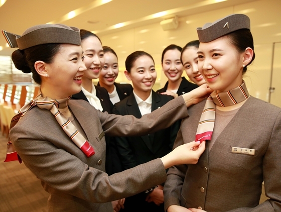 NSP통신-아시아나항공 신입 캐빈승무원들이 29일 교육중 첫 유니폼을 받고 기뻐하고 있다. (아시아나항공)