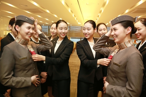 NSP통신-아시아나항공 신입 캐빈승무원들이 29일 교육중 첫 유니폼을 받고 기뻐하고 있다.