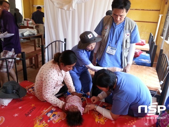 NSP통신-전남대학교병원 사랑나눔의료봉사단이 캄보디아 바벳시 일원에서 의료봉사활동을 펼치고 있다. (전남대병원)