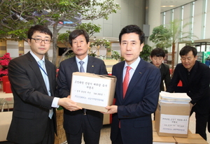 [NSP PHOTO]포항시, 포항공항 재취항 촉구 35만명 서명부 전달