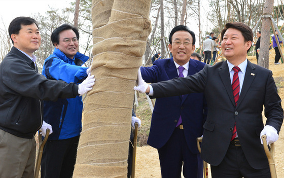 NSP통신-김관용 도지사(오른쪽두번째)와 권영진 대구시장(오른쪽첫번째)이 기념 식수을 하고 있다. (경북도)