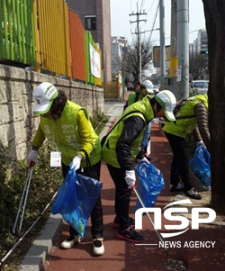 NSP통신-김경진 광주 북구갑 국회의원 후보 자원봉사자들이 31일 쓰레기줍기 등 거리청소를 하고 있다.