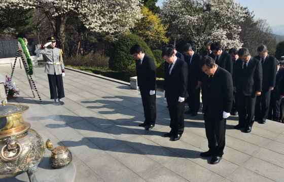 NSP통신-권오준 회장과 포스코그룹 사장단들이 국립서울현충원을 방문, 박정희 대통령과 박태준 명예회장 묘소를 참배하고 제철보국의 창업정신을 되새겼다 (포스코 제공)