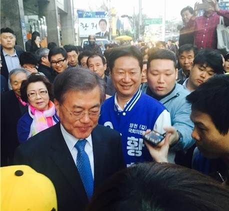 NSP통신-황희 후보 지원 유세를 위해 문재인 대표가 서울 양천구 오목교역 사거리에 나타나자 시민들과 취재진들이 문 전 더불어 민주당 대표를 둘러싸고 있다. (황희 후보 선거캠프)