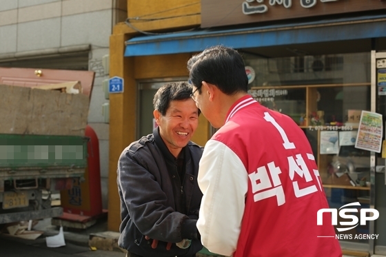 NSP통신-박선규 새누리당 영등포갑 후보가 4·13총선 선거운동 기간 첫 주말을 맞은 2일 지역유권자를 만나며 지지를 호소하고 있다. (박선규 후보 선거 캠프)