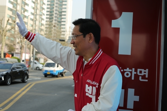 NSP통신-박선규 새누리당 영등포갑 후보가 선거 유세차에서 손을 흔들어 보이고 있다 (박선규 후보 선거 캠프)