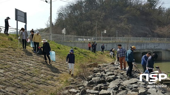 NSP통신-군산시 농업기술센터 전직원은 새만금국제마라톤대회를 앞두고 환경 정화활동을 펼치고 있다.