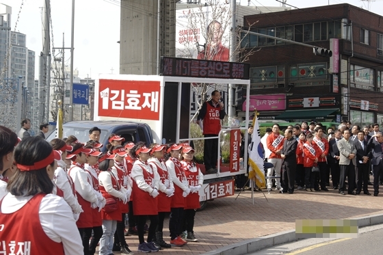 NSP통신-주최측 추산 약 1500여명이 참석했다는 김효재 새누리당 후보의 3월 31일 출정식 모습 (김효재 후보 선거캠프)