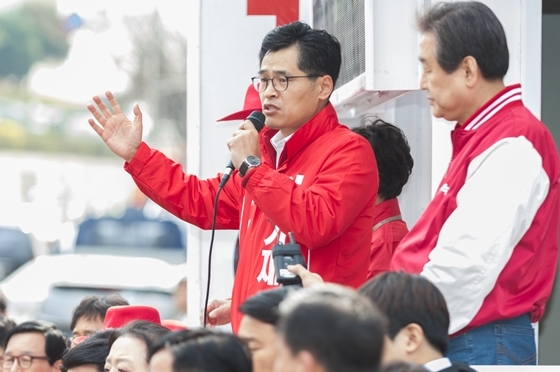 NSP통신-김무성 새누리당 대표(우)가 지켜보는 가운데 이기재 후보(좌)가 유권자들 앞에서 연설하고 있다. (이기재 후보 선거캠프)