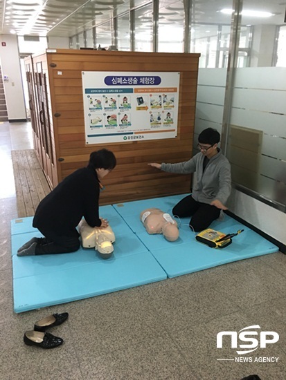 NSP통신-강진군보건소 심폐소생술 체험장에서 한 주민이 실습을 하고 있다. (강진군)