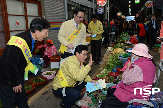 NSP통신-4일 남원 공설시장에서 최병관 전라북도민안전실장(왼쪽 세번째)과 이환주 남원시장(왼쪽 두번째)이 안전사고 예방 홍보를 하고 있다