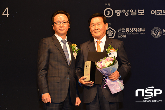 NSP통신-4일 서울 롯데호텔에서 열린 2016 국가브랜드 대상 시상식에서 박우정 고창군수가 수박, 복분자 부문 대상을 수상했다