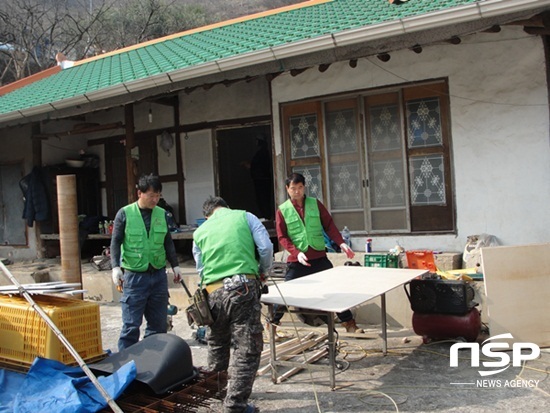 NSP통신-곡성군귀농귀촌협의회가 집수리 재능기부를 하고 있다. (곡성군)