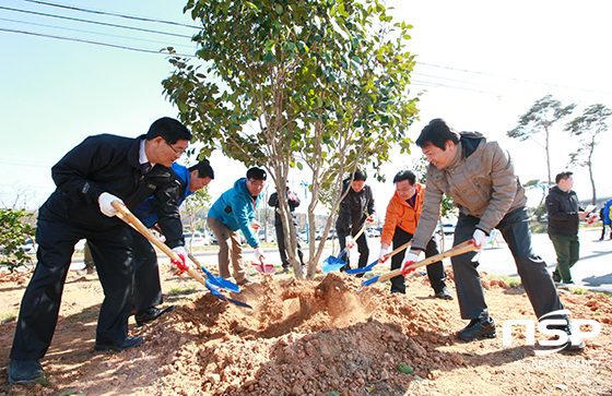 NSP통신-5일 제71회 식목일 기념행사에 김종규 부안군수(오른쪽) 등이 참여해 동백나무를 식재하고 있다