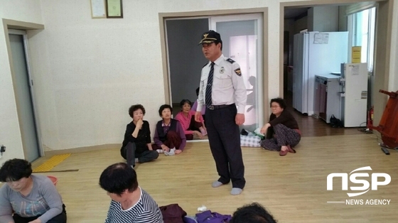 NSP통신-부송지구대 대장 이용배 경감 원팔봉 경로당방문 빈집털이 예방 사전예방 홍보활동. (부송지구대)